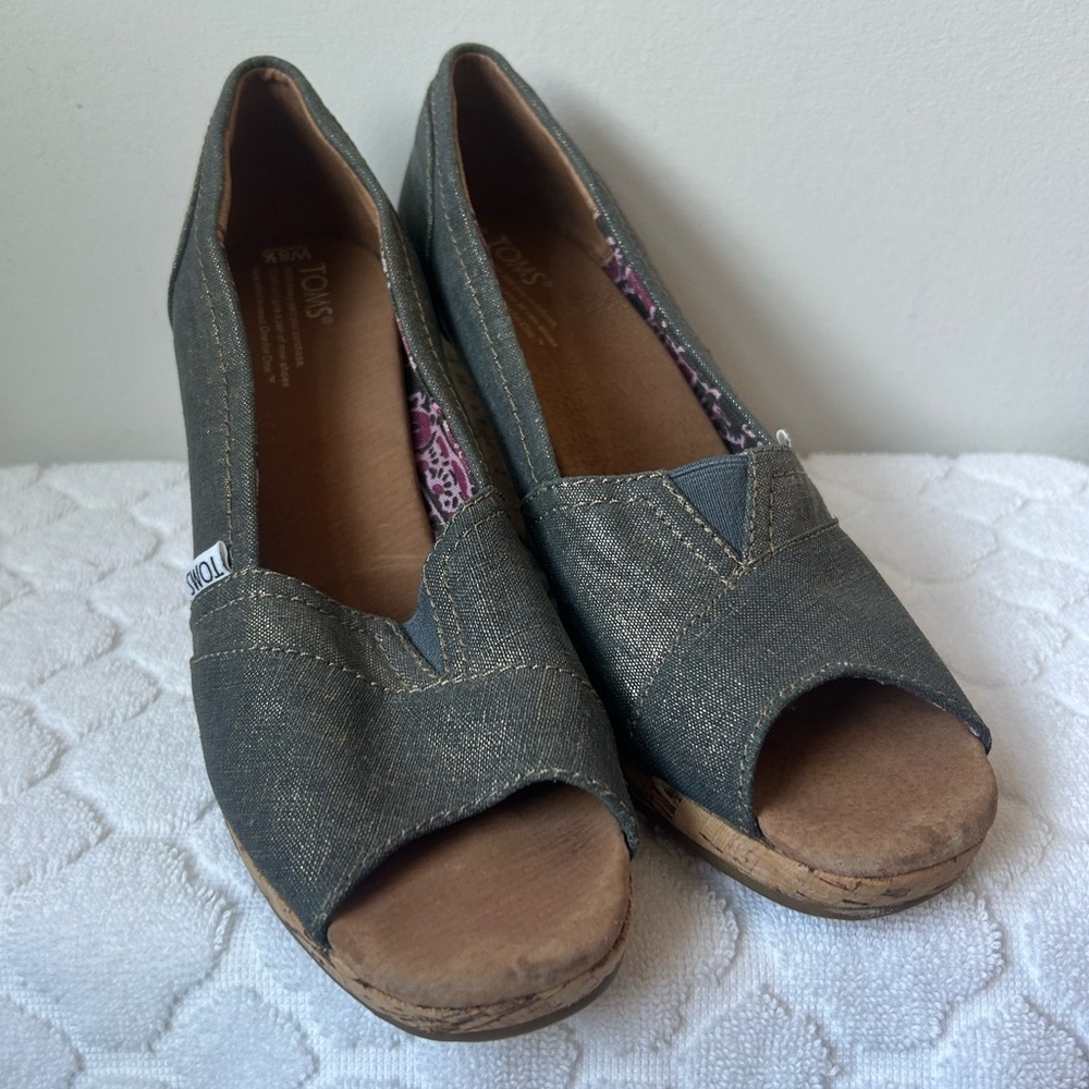 Toms Womens Shiny Denim Wedge Peep Toe Espadrille Sandals Cork Heel Size 8.5 - Picture 3 of 11